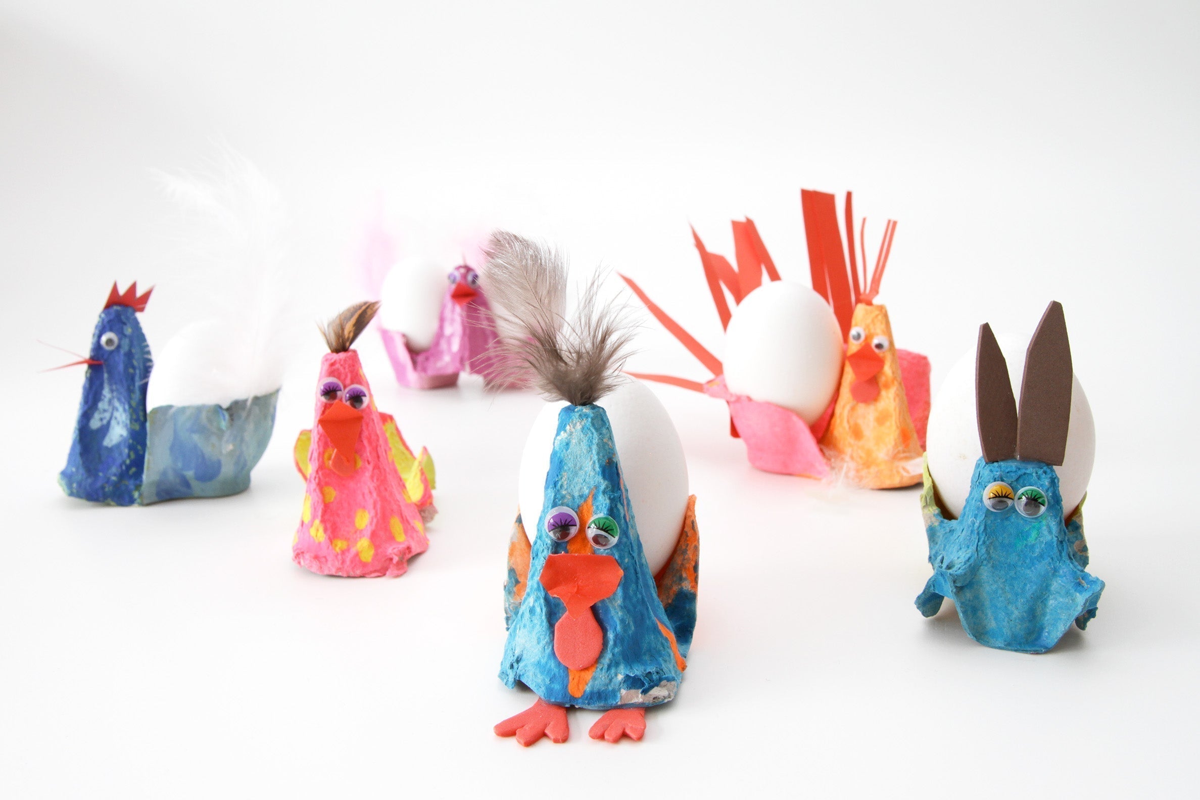 Osterbasteln mit Kindern: Eierbecher aus Eierkarton