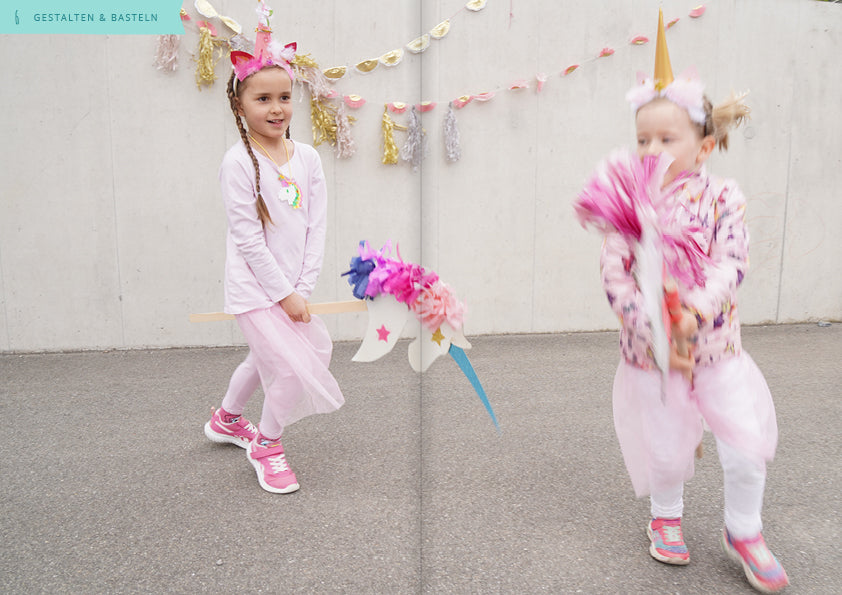Kinder spielen mit Steckenferd Einhorn